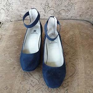 White Mountain blue pair of shoes.